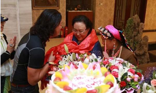 蒙古族的哈达是什么样式的,蒙古族不同颜色的哈达象征什么