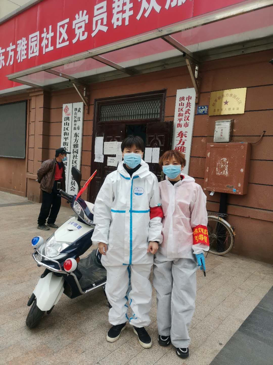 让村民安心居家隔离,在居民家中与居民亲切交流