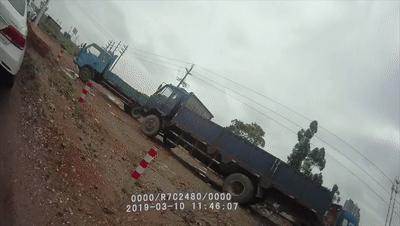 交警查获李鬼的视频,查李鬼捉猫腻堵蚁穴