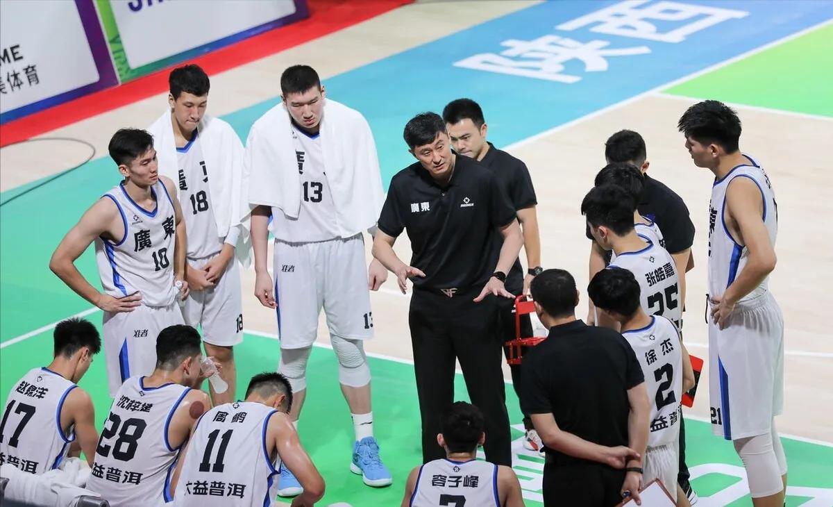 杜锋夺冠安慰辽宁队,杜锋安慰失去冠军的辽宁球员