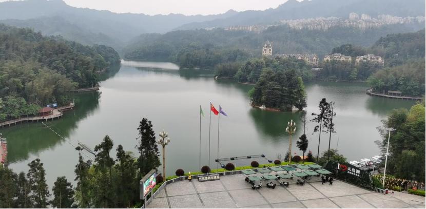 10元钱，住一晚四星级酒店，吃三顿自助餐，它不香吗？