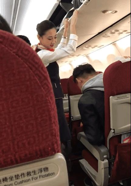 东北小伙调侃空姐搞笑视频,男子飞机上调侃空姐