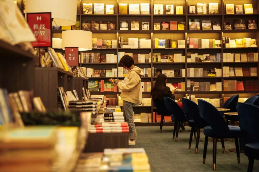 放弃城市40万年薪，夫妻躲进深山造出“最美书店”引600万人围观