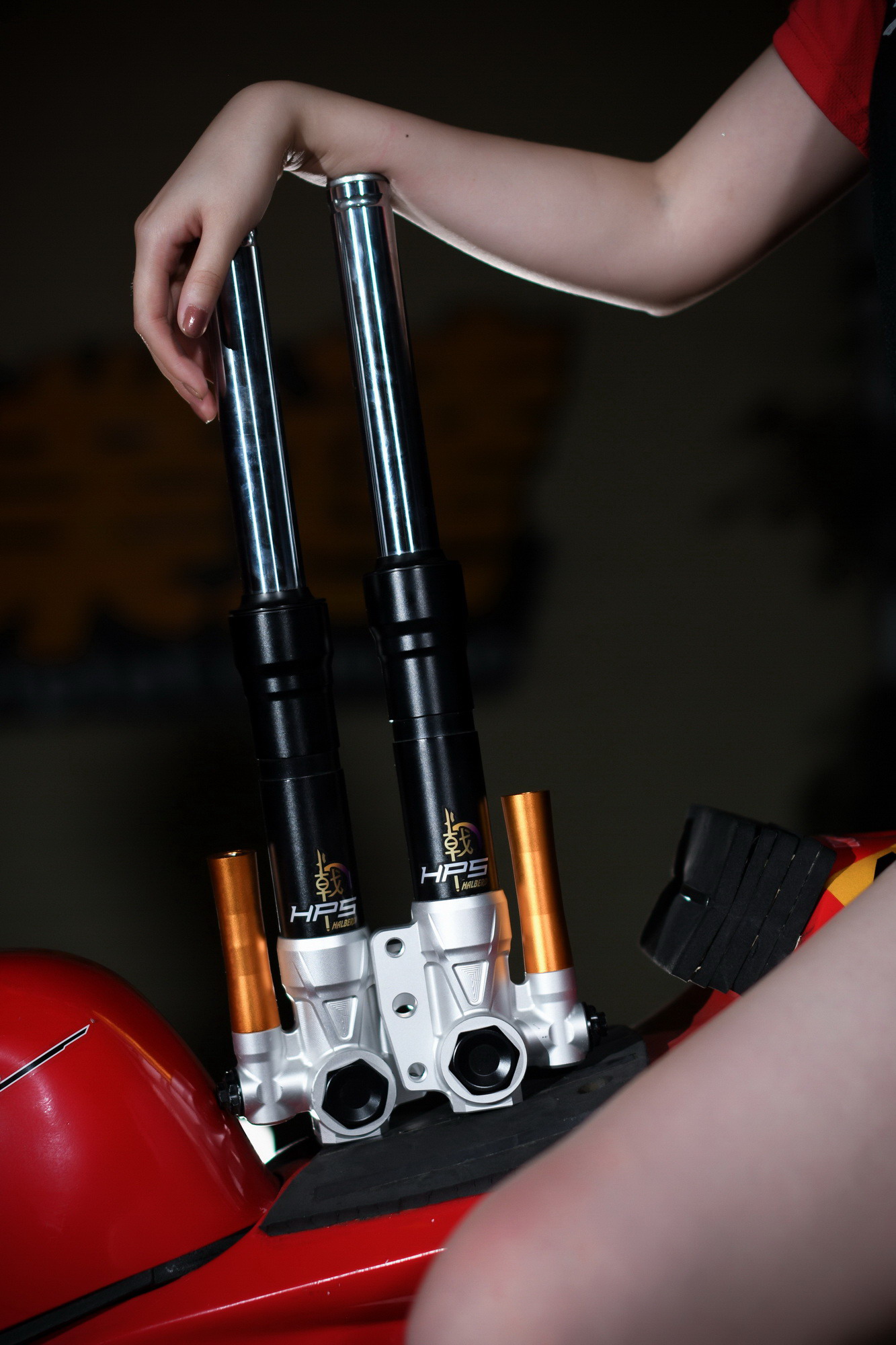 提高了稳定性与舒适度！野蛮公牛HPS前叉、XPS后减震