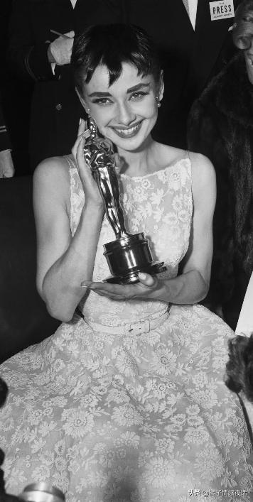 纪梵希有多爱赫本：他明明见过银河，却唯独，偏爱这一颗星星