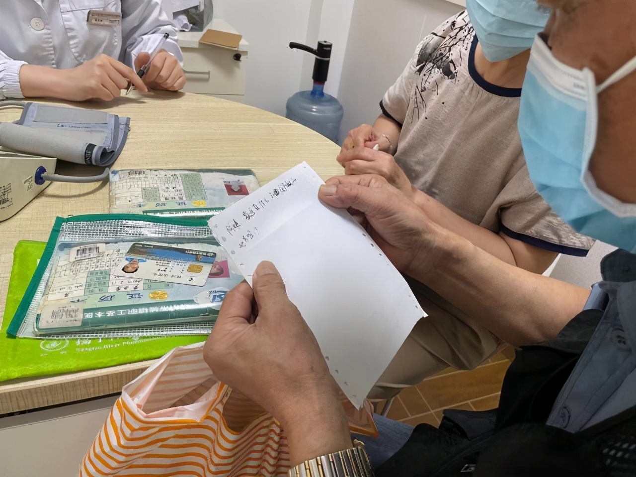 一年“纸上对白”，社区全科医生的暖心字条，让这对聋哑老夫妻看病更从容
