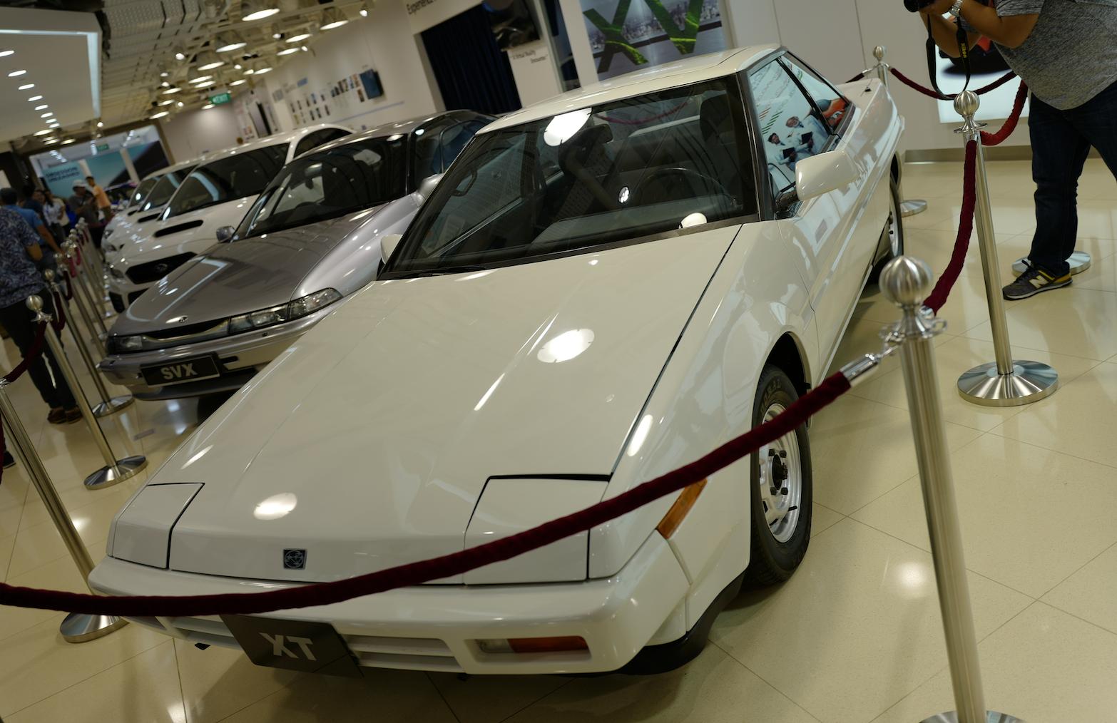 这个人把手摸在车上超过3天3夜赢了一辆车你觉得你行不？