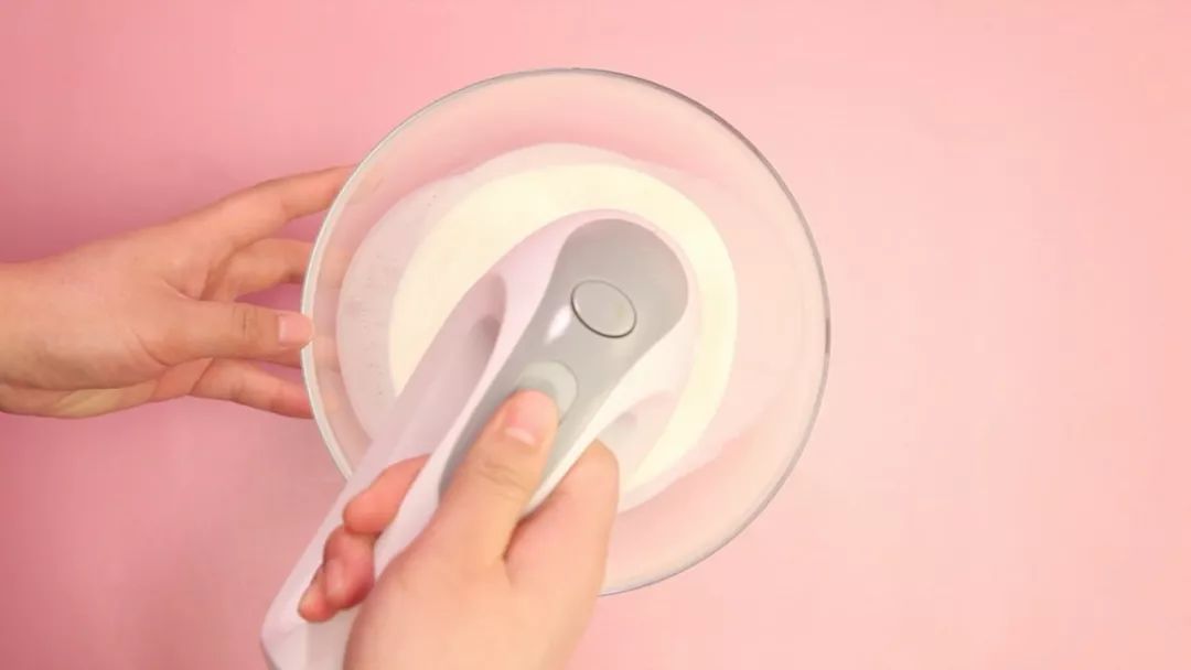 满满的草莓香味的慕斯，不用烤箱就能做、简单快手！