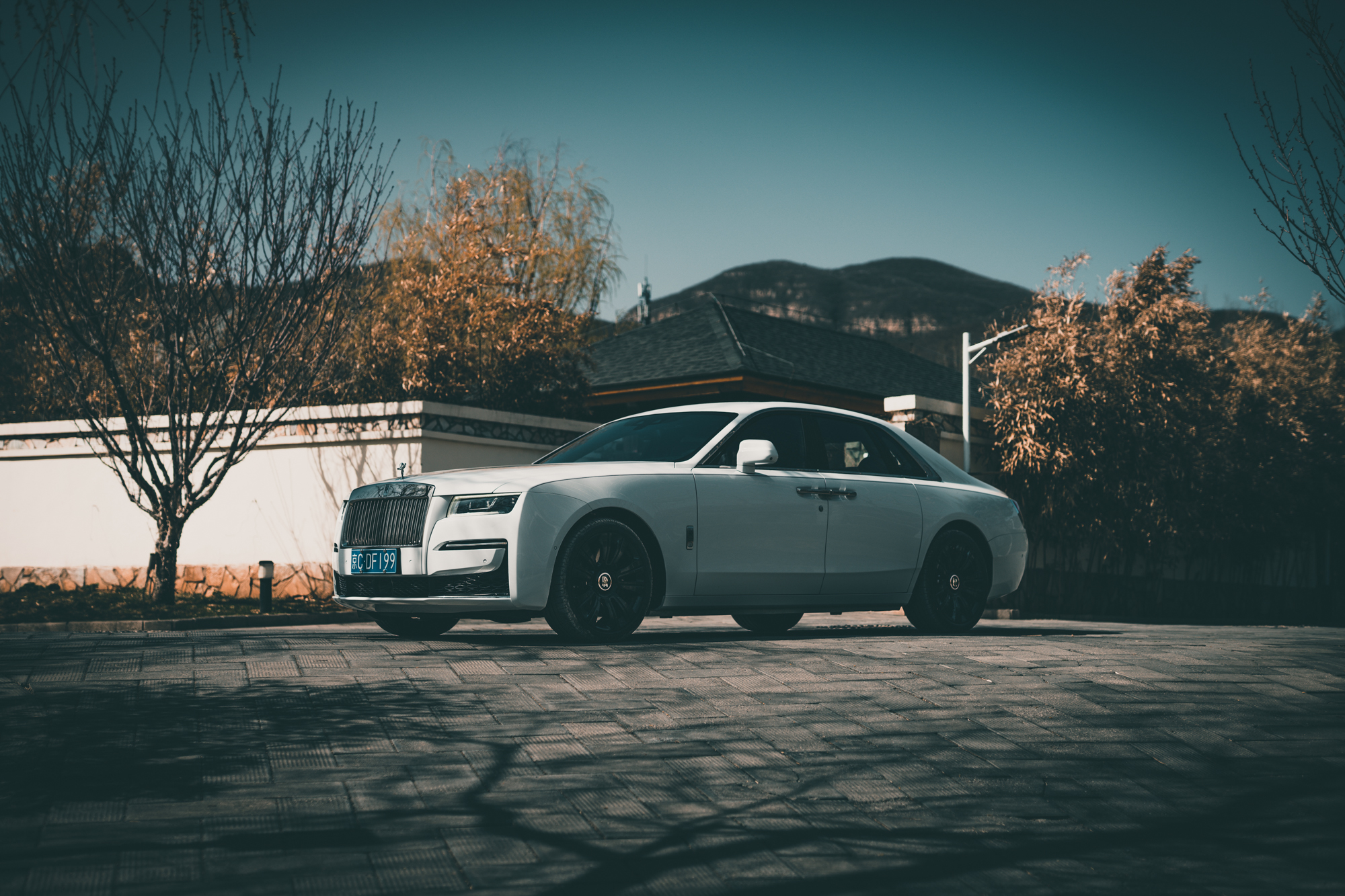 2022款劳斯莱斯古思特白色试驾,劳斯莱斯全新古思特驾驶感受