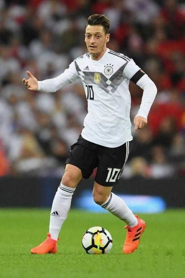 复古风格穿搭足球衣,活力款衣服