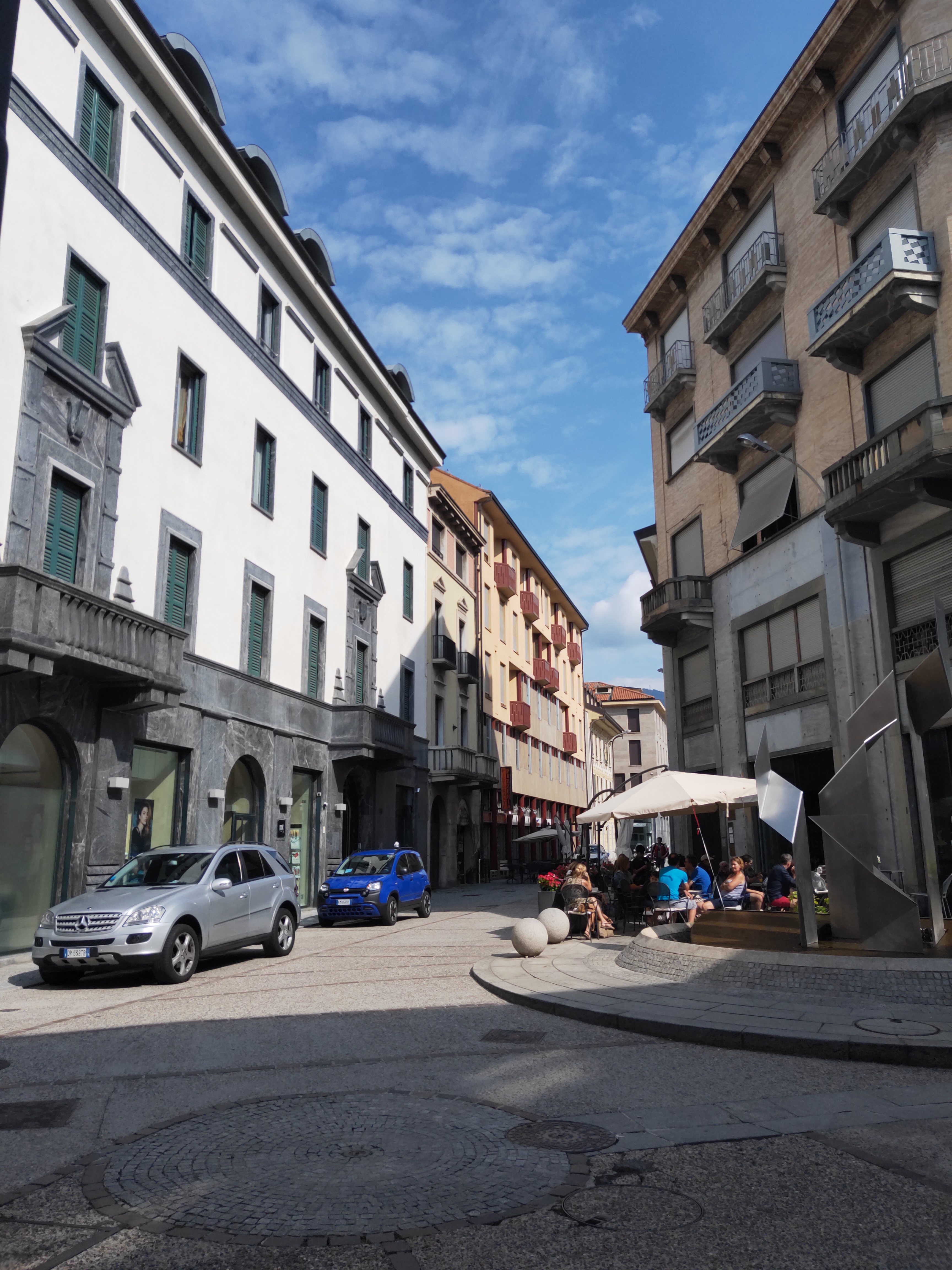 贝拉焦（Bellagio），意大利在左，瑞士在右，晨光熹微，岁月静好