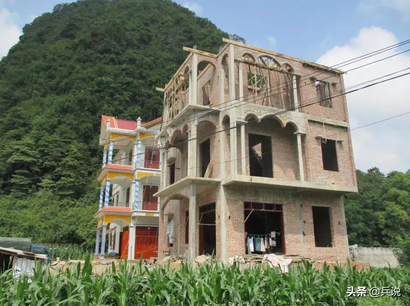 越南老兵重回当年战斗过的洞穴 (越南老兵回忆丛林战争)