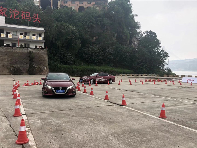 新天籁2023款驾驶测评,天籁2.0自吸2021款试驾第一视角