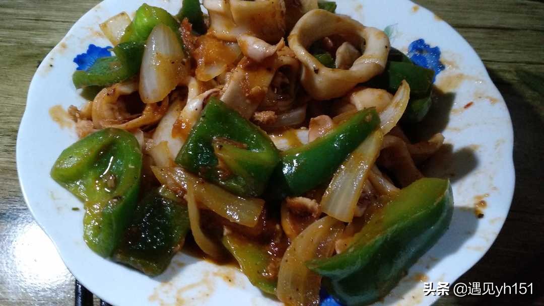 青椒炒鱿鱼鱿鱼怎么炒好吃又嫩,葱爆鱿鱼这样做鲜嫩脆爽无腥味