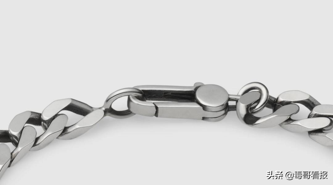 简约的首饰往往是穿搭的必杀技,首饰穿搭