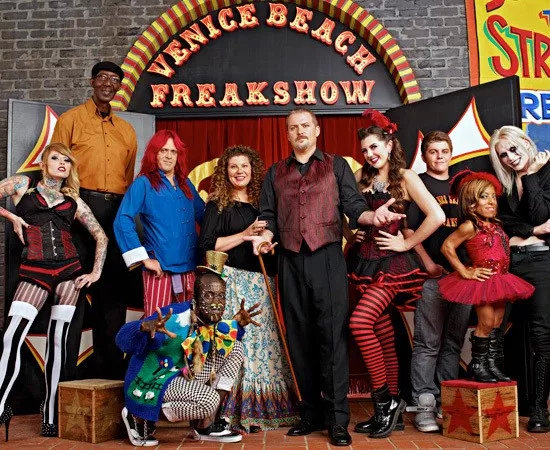 家暴谋杀却逍遥法外，先天畸形反而助长“龙虾男孩”的邪恶