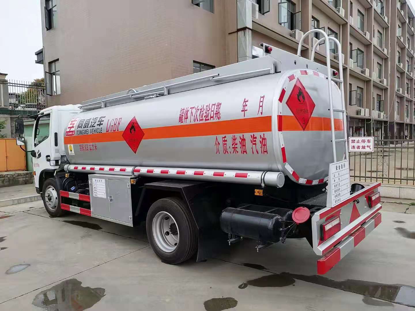 油罐车车尾铁链有几根,油罐车车尾为什么有一根铁链