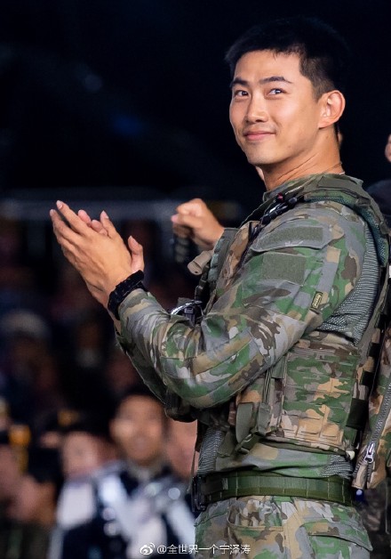 《爱的迫降》玄彬军装鲨我!快来看军装style韩国欧巴