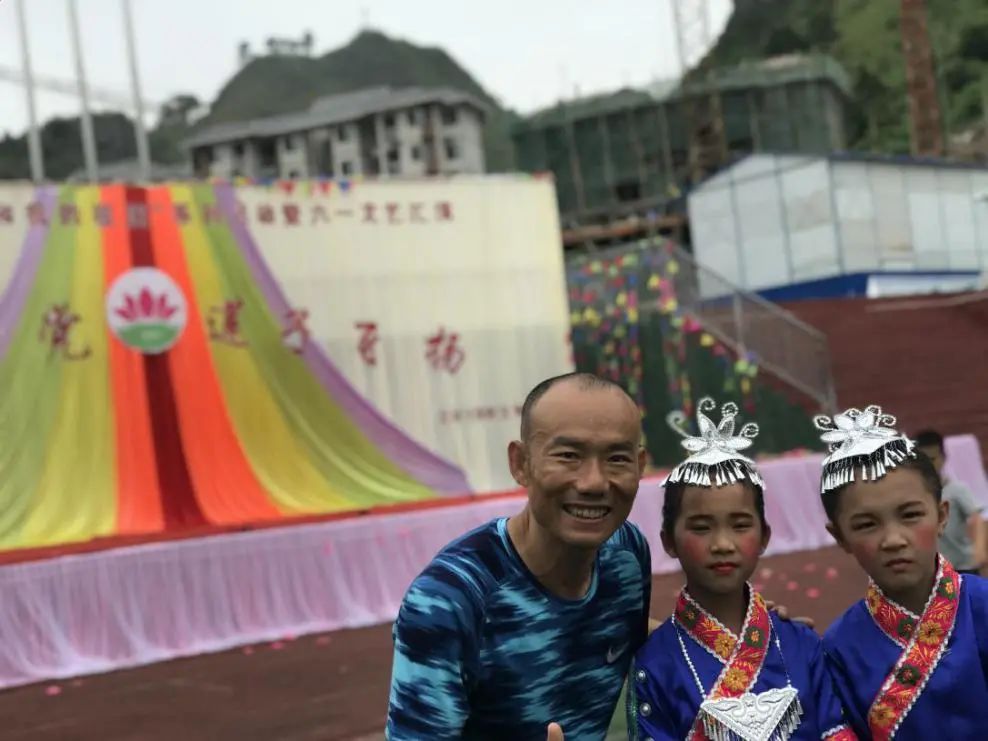 越秀|扶贫路上的越秀人,体育名师周活新:用爱与责任,在粤黔两地搭一座桥