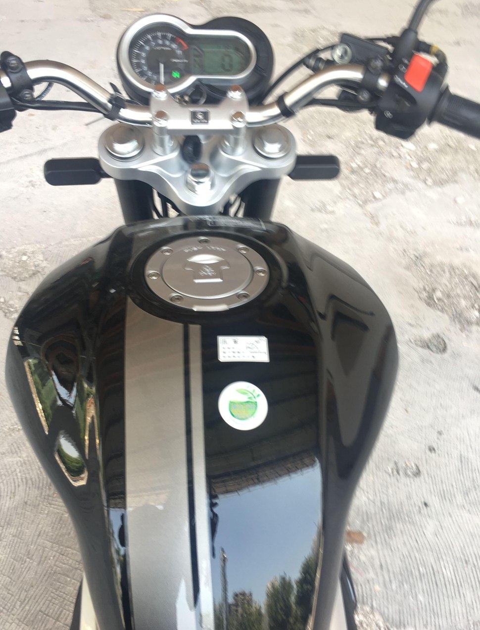 同事买了一辆日系车,同事买的摩托车