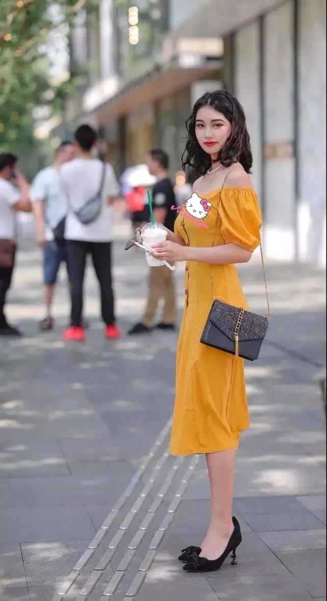 夏天穿浅色系的衣服真的很亮眼,夏天穿白色衣服搭配什么颜色包包