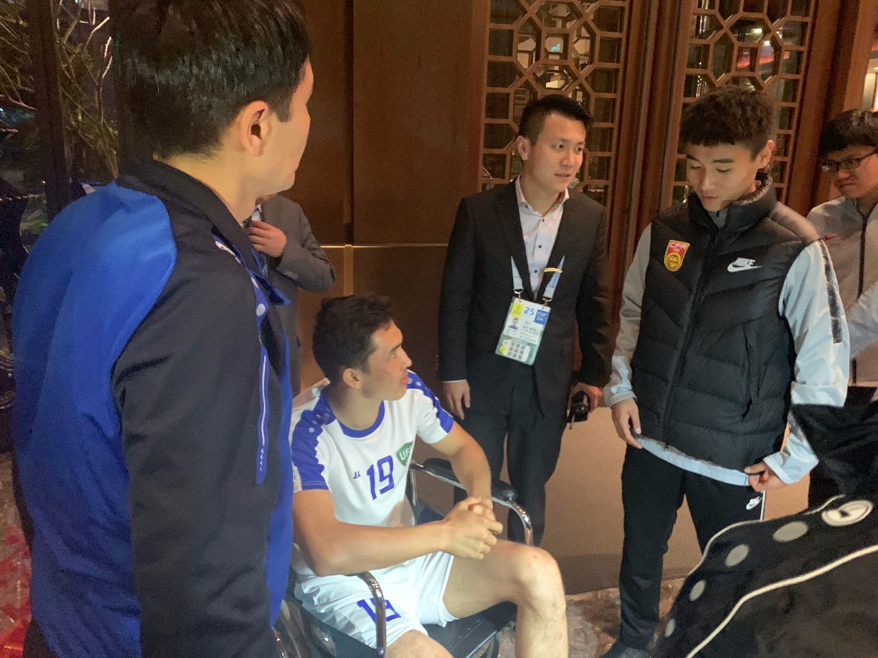 韦世豪给孙兴慜送花篮,韦世豪送花篮完整视频