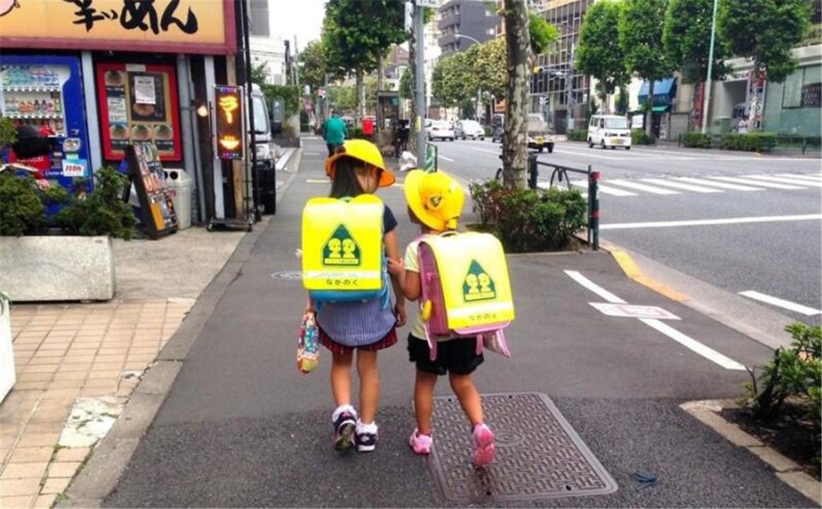 日本小学生的书包放什么？比中国孩子的书少，但这些东西很重要