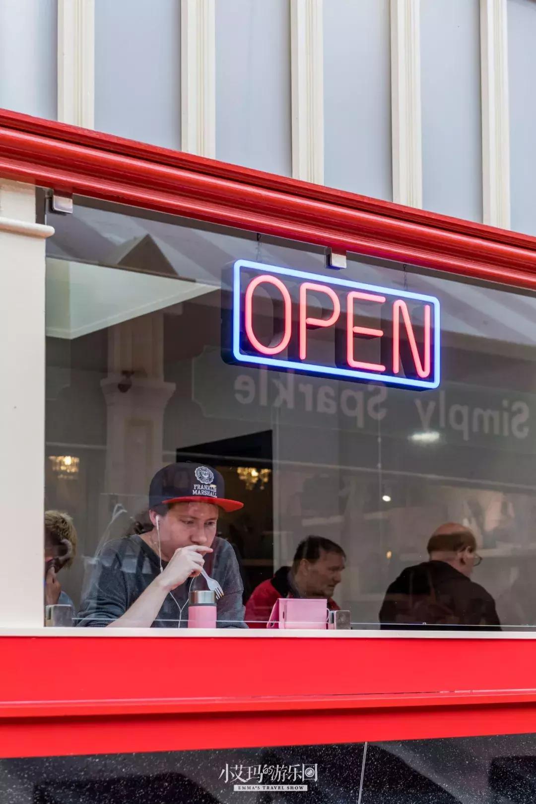 纽卡斯尔，店主为我弹奏了一把十万元的吉他