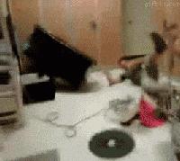 回家的路上看到这么多钱，背包都装不下啊，现在该怎么办