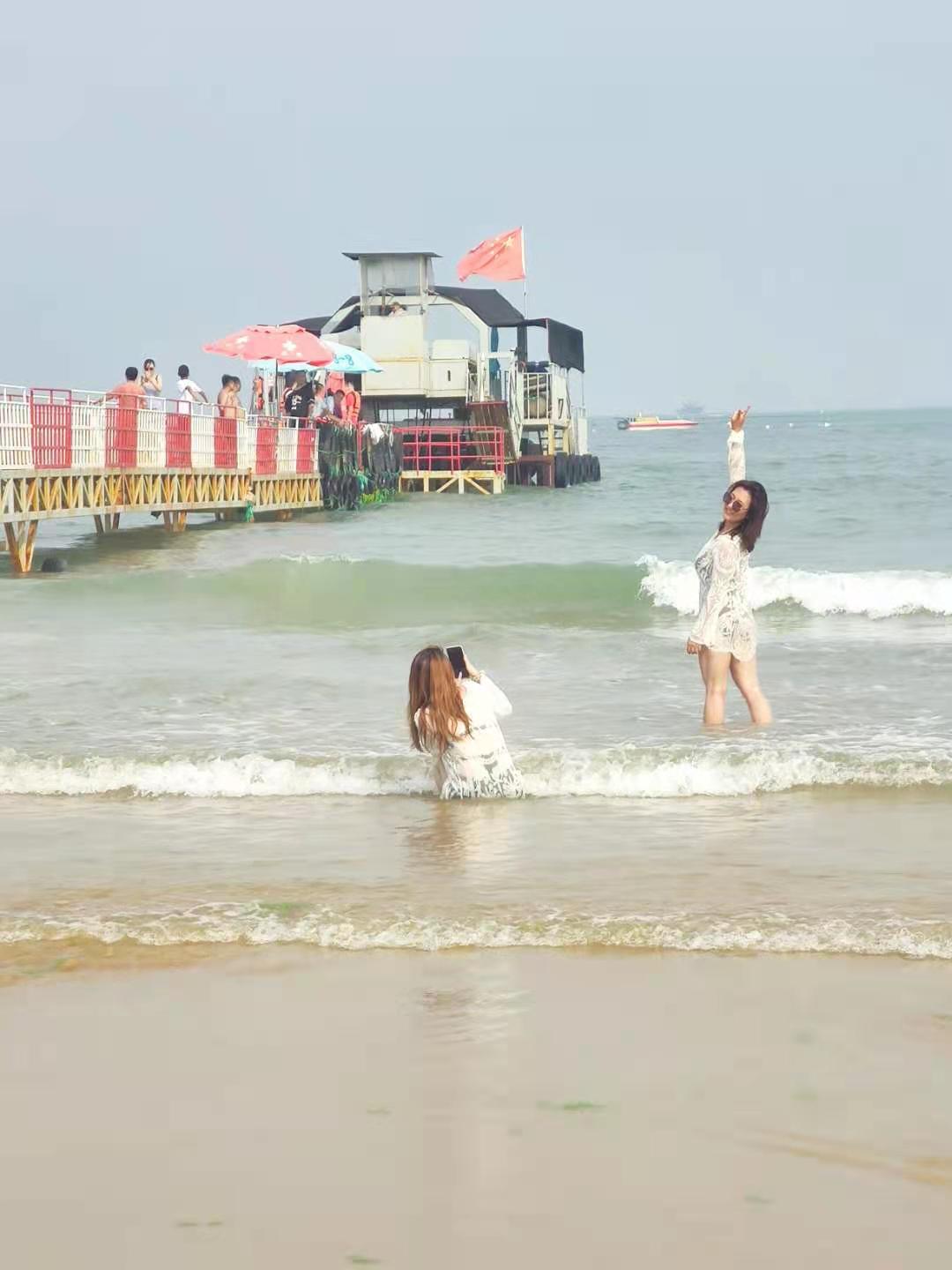 青岛金沙滩——亚洲第一滩，夏天人气火爆，美女扎堆，超级震撼