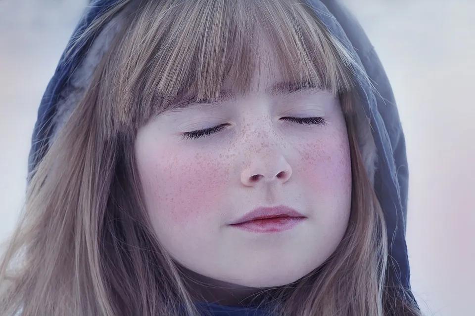 脸上有斑用什么护肤品祛斑效果好,40岁女人脸上长斑怎样有效祛斑