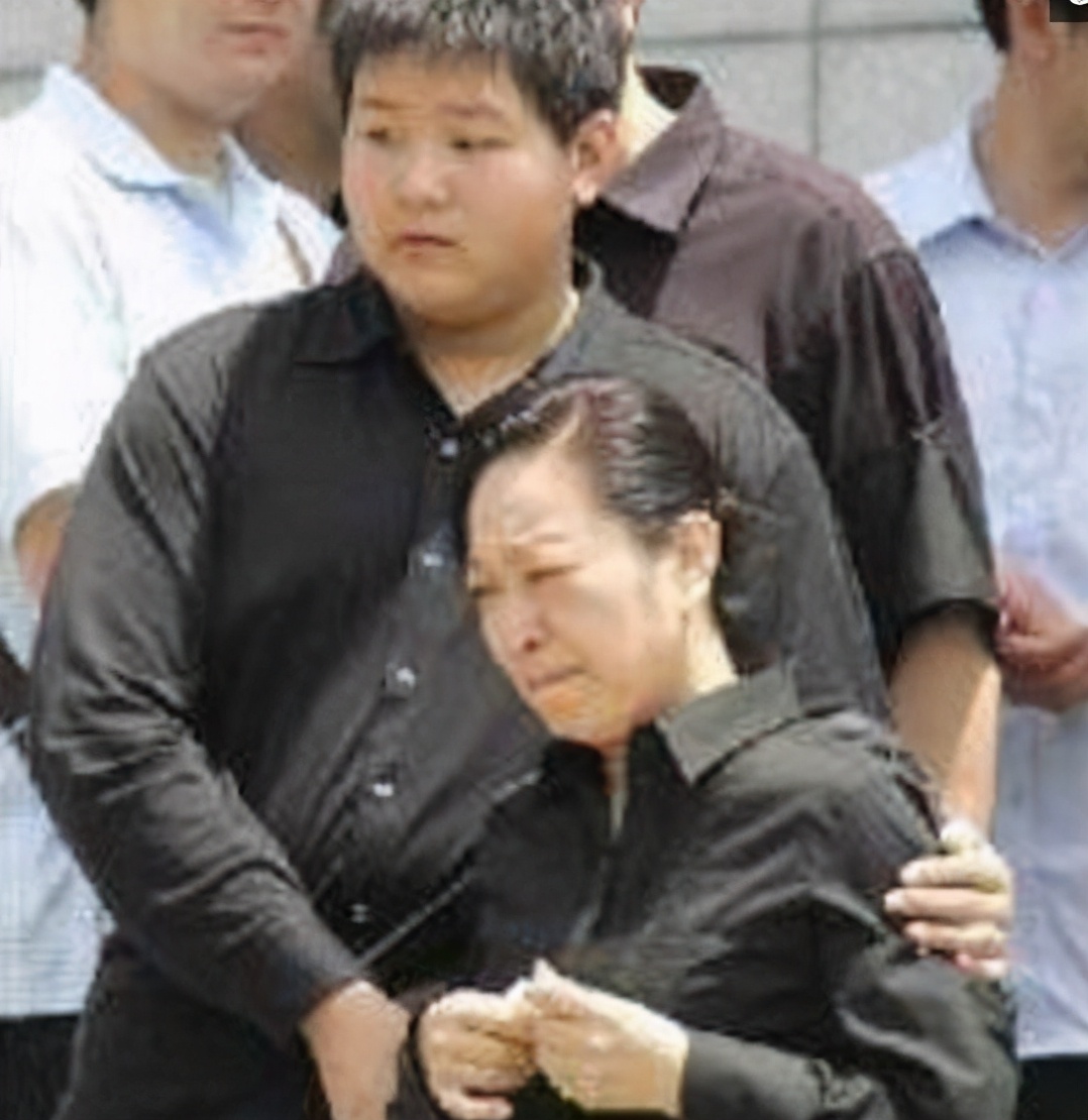 罗京去世12年母亲不知死讯,罗京去世前影像