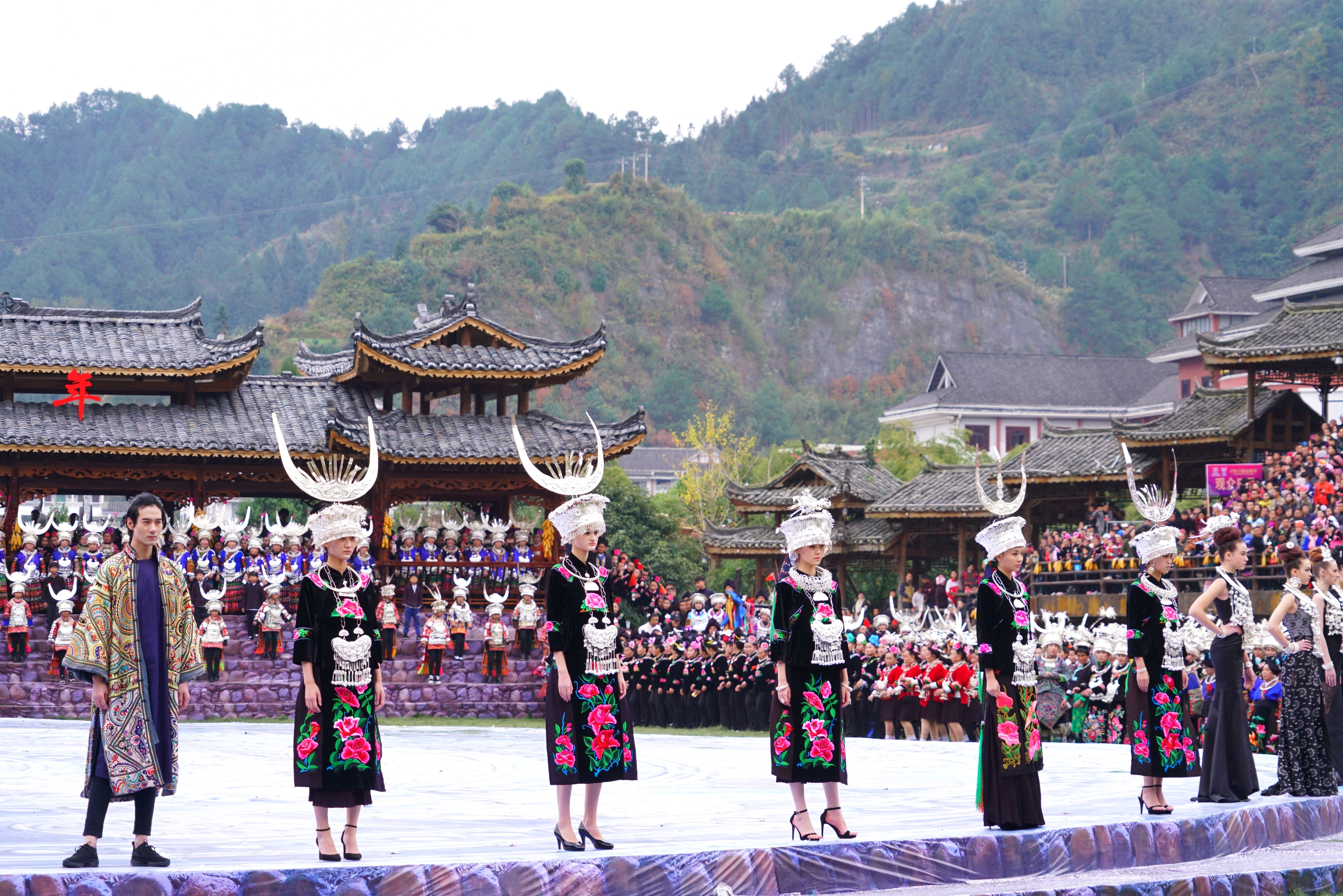 贵州西江千户苗寨节日气息超浓厚,西江千户苗寨春节活动