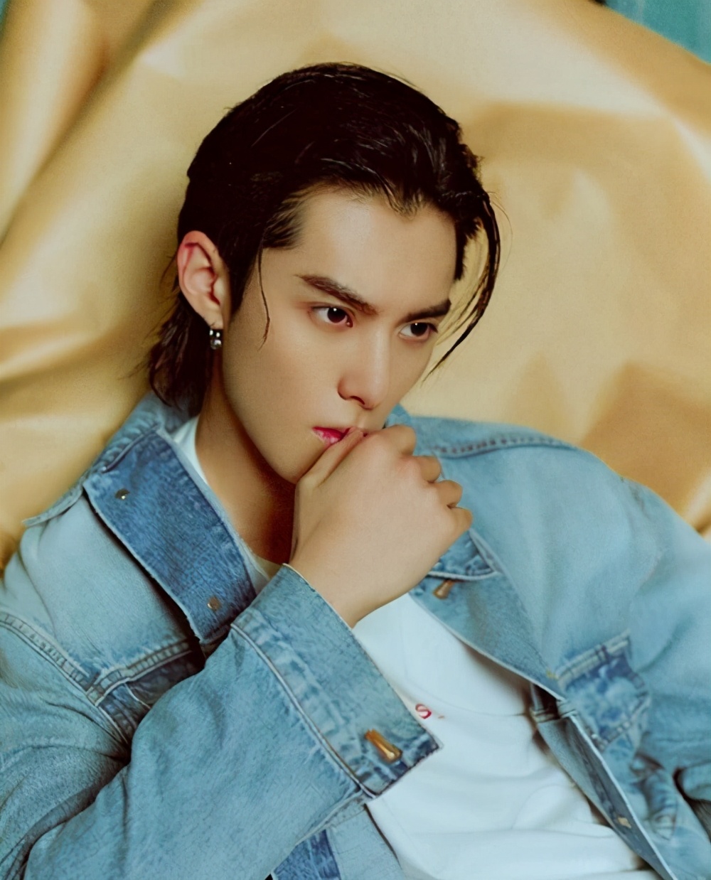 王鹤棣打篮球被撞飞犯规,裁判王鹤棣不满判罚离场