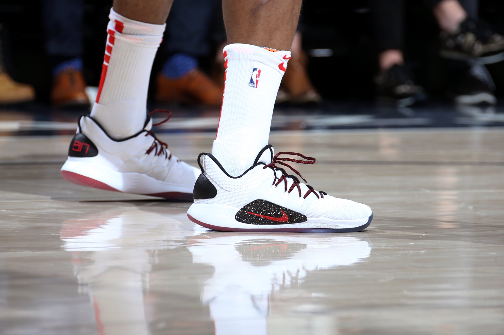 塔克上脚球鞋一览表,nba鞋王塔克赛场球鞋