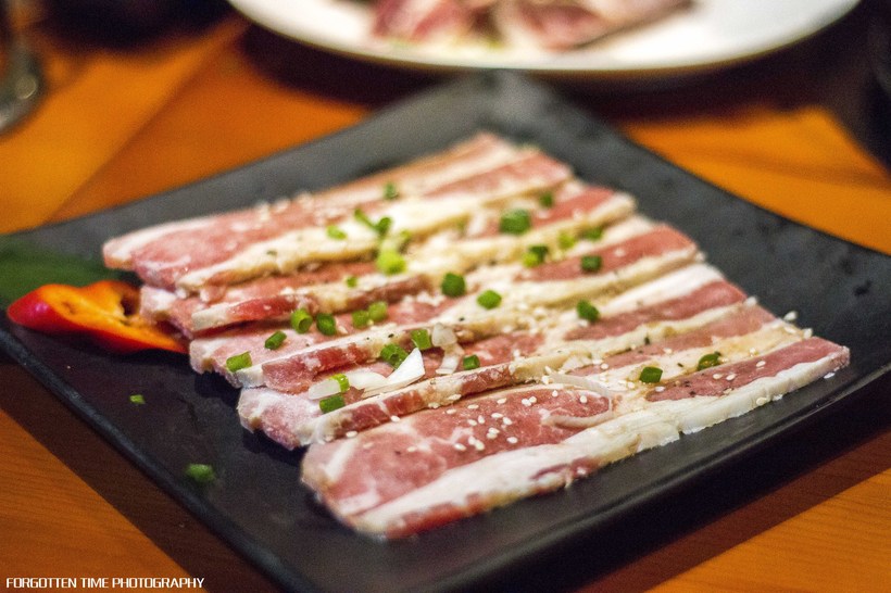 等待烤盘上的肉，就像是异地恋的情侣，看得见却吃不到