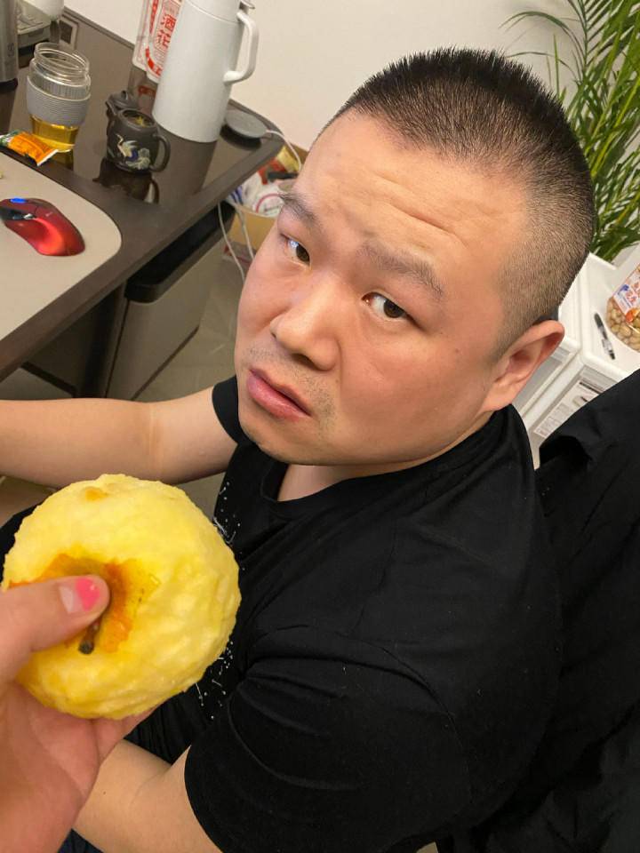 岳云鹏深夜偷吃被发现完整版,岳云鹏吃苹果完整