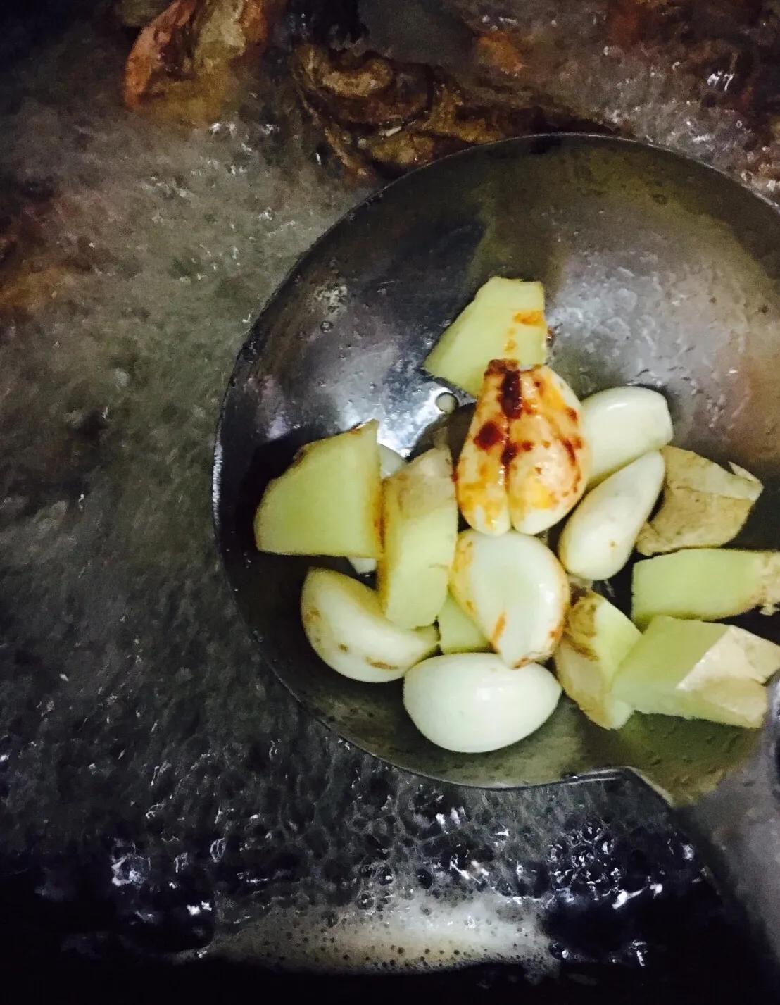 微距离魔幻厨房‘魔幻君’教你如何做红烧杂鱼