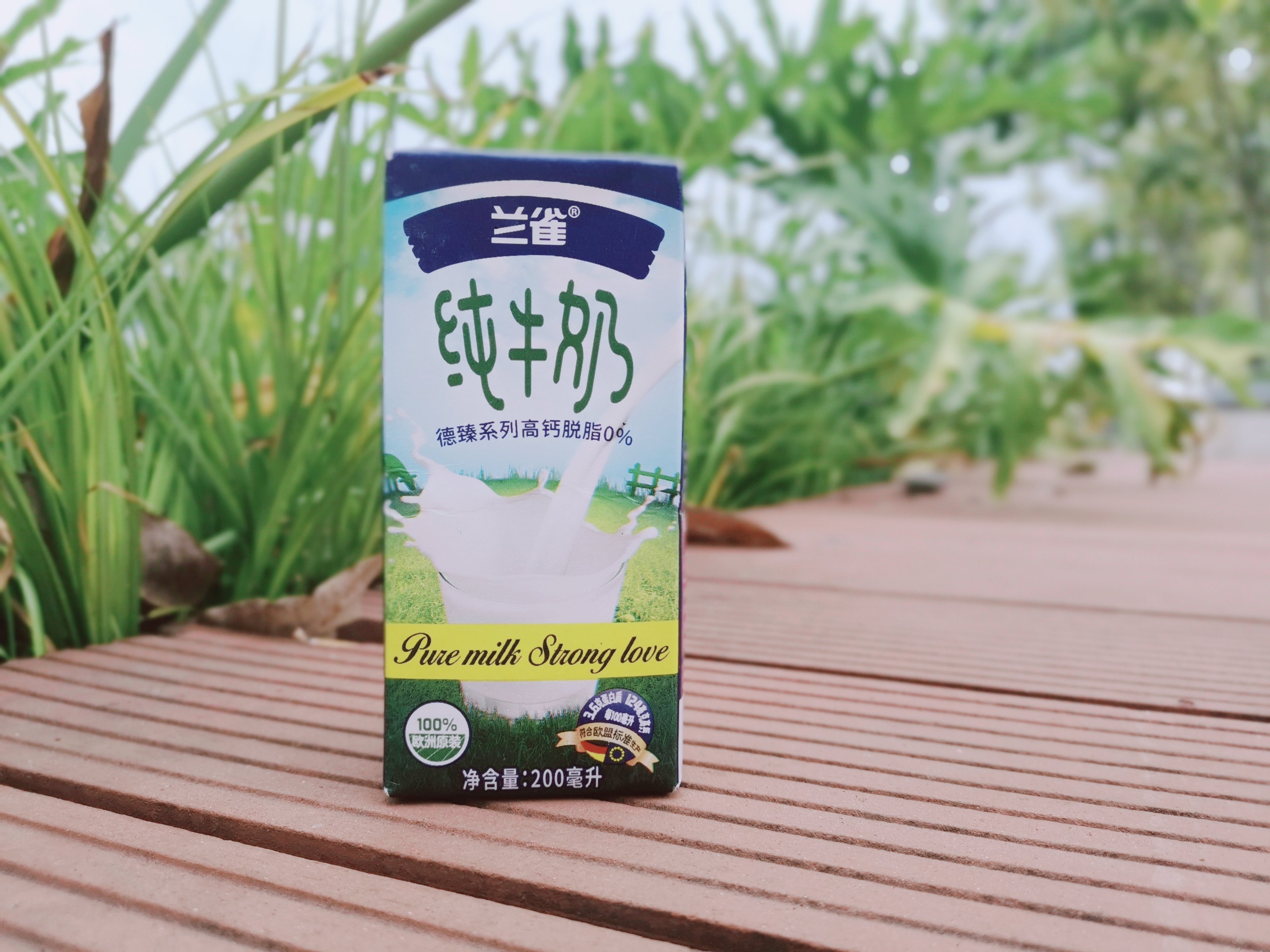 牛奶保质期30天和六个月区别,保质期长的牛奶是加了防腐剂吗