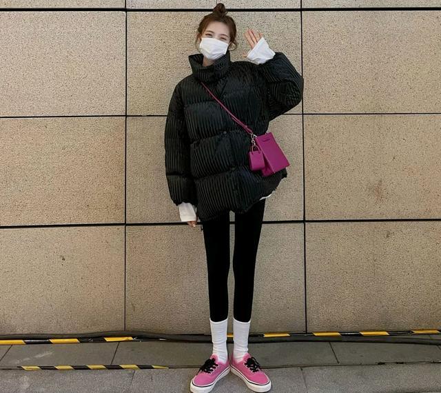 人人都在穿的“黑色打*裤底**”，冬季要怎么搭才更出众时髦？