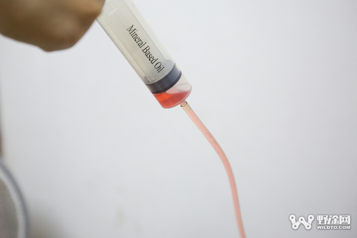 电动车刹车碟刹怎么换油,提升刹车性能省钱的方法