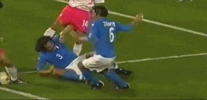 孙兴慜人设崩塌，本性终暴露！红牌罚下跪地掩面