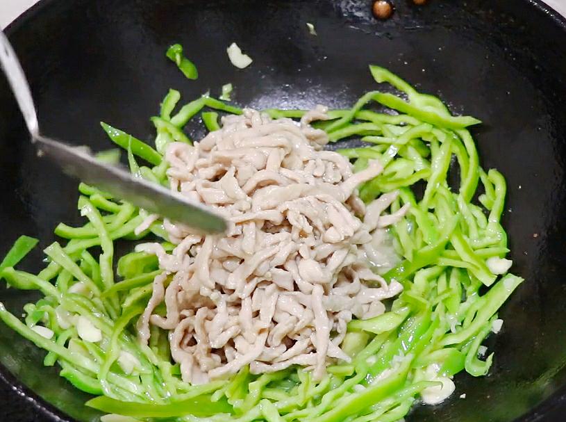 不管炒什么肉丝都不要直接下锅,教你2个小技巧,肉丝鲜嫩不粘锅