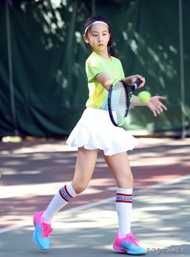 不敢认是田亮女儿，才11岁就懂得穿半腿袜，凹出的鲶鱼腿太长