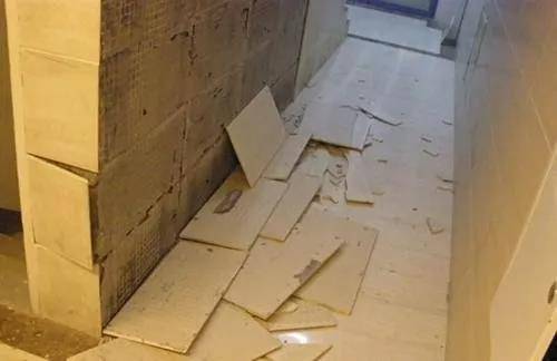 厨房墙面瓷砖脱落找不到合适瓷砖,还没入住瓷砖就脱落