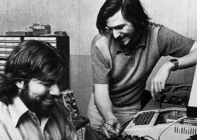 iphone笔记本乔布斯,乔布斯发布苹果电脑第一代