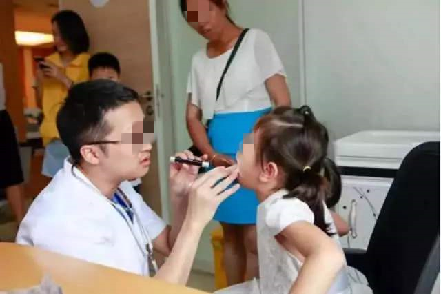 孩子误吞纽扣电池怎么办,宝宝误食纽扣电池救弟弟