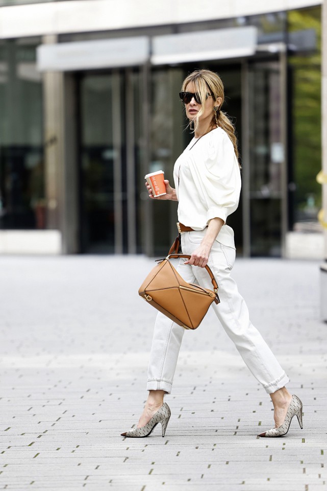 今年流行白色裤子，时尚又高级，简约好搭配，真是时尚界“翘楚”