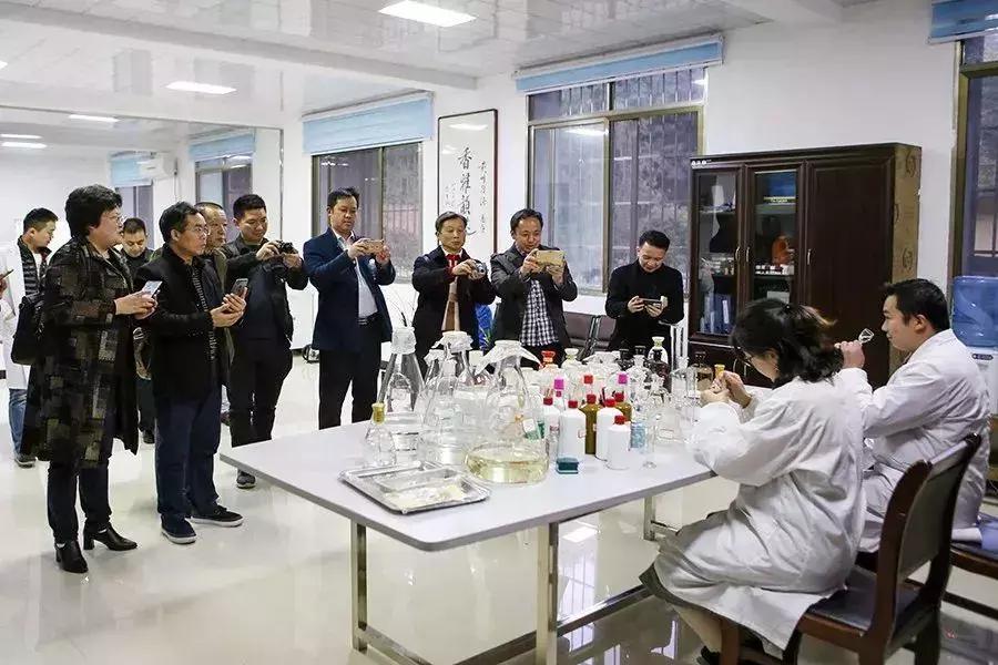 匀酒飘香•都匀作家走进企业座谈采风