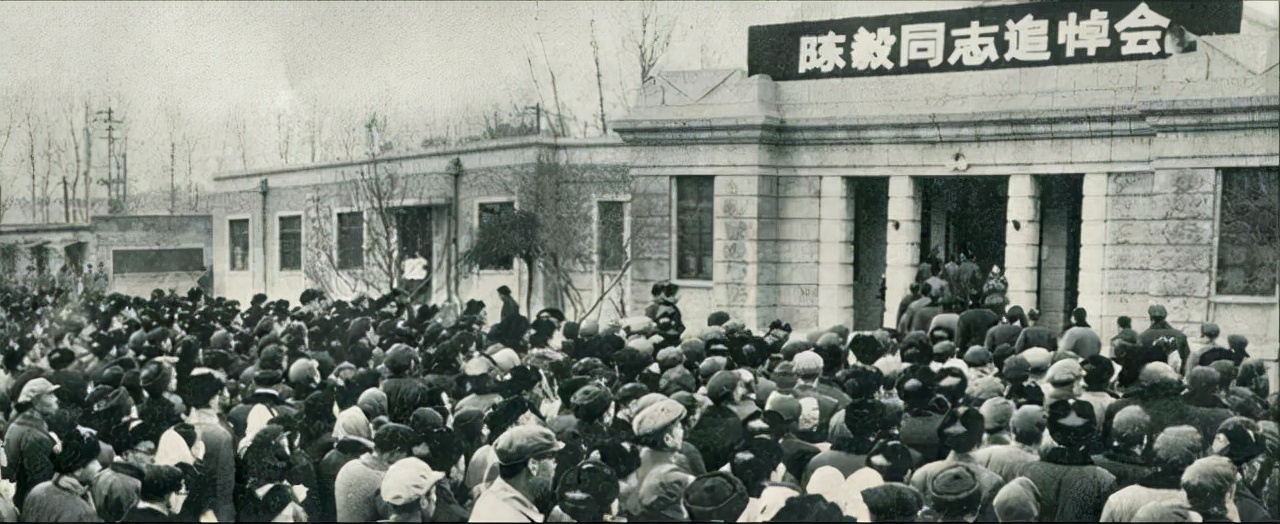 陈毅追悼会上，毛*东泽**看见一老汉所作挽联，托周恩来给他安排工作